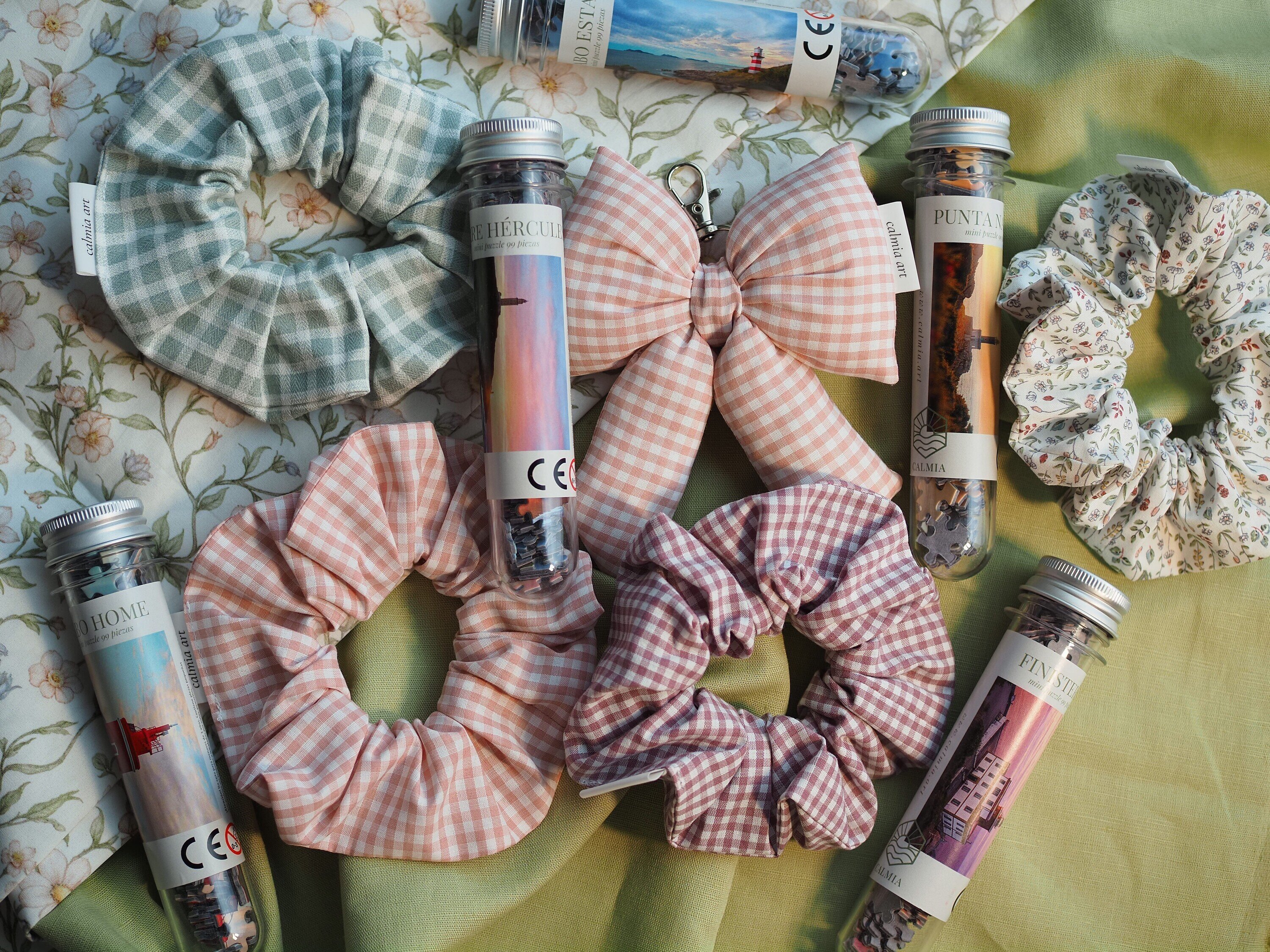 Productos Calmia Art. Mini puzzles de faros gallegos, scrunchies y llaveros hecho a mano.
