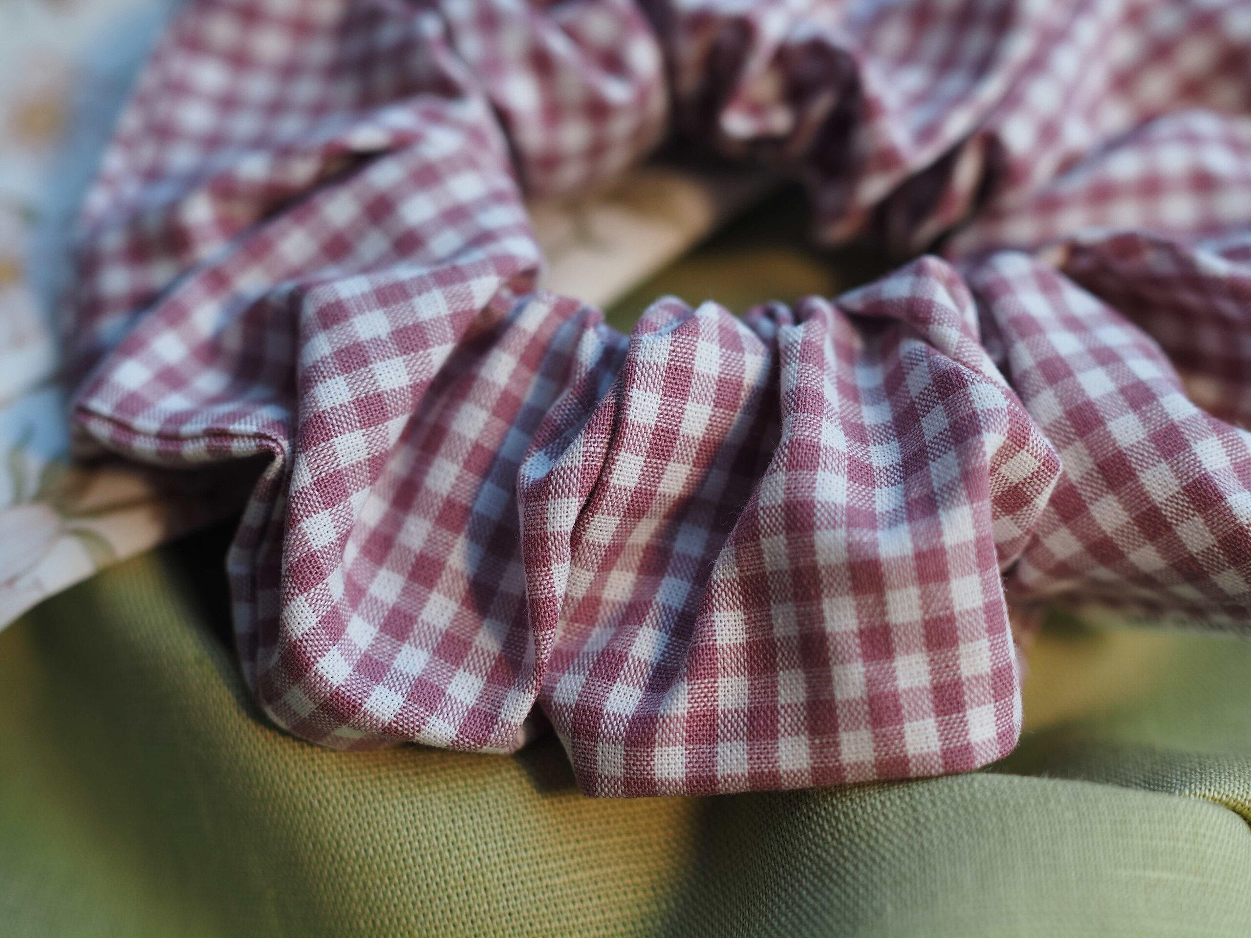 Scrunchie cuadros vichy morados - 3