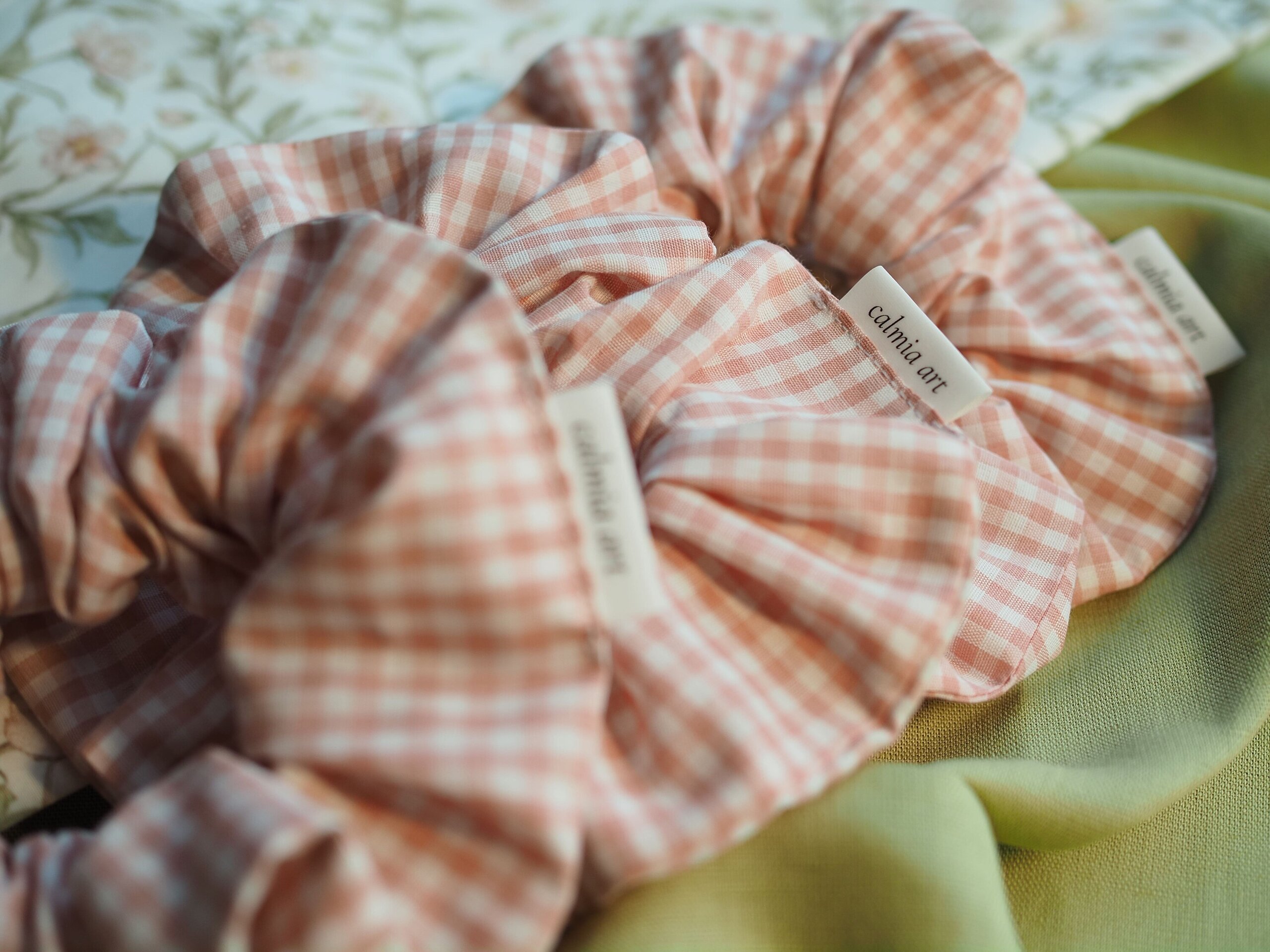 Scrunchie coletero cuadros rosa - 4