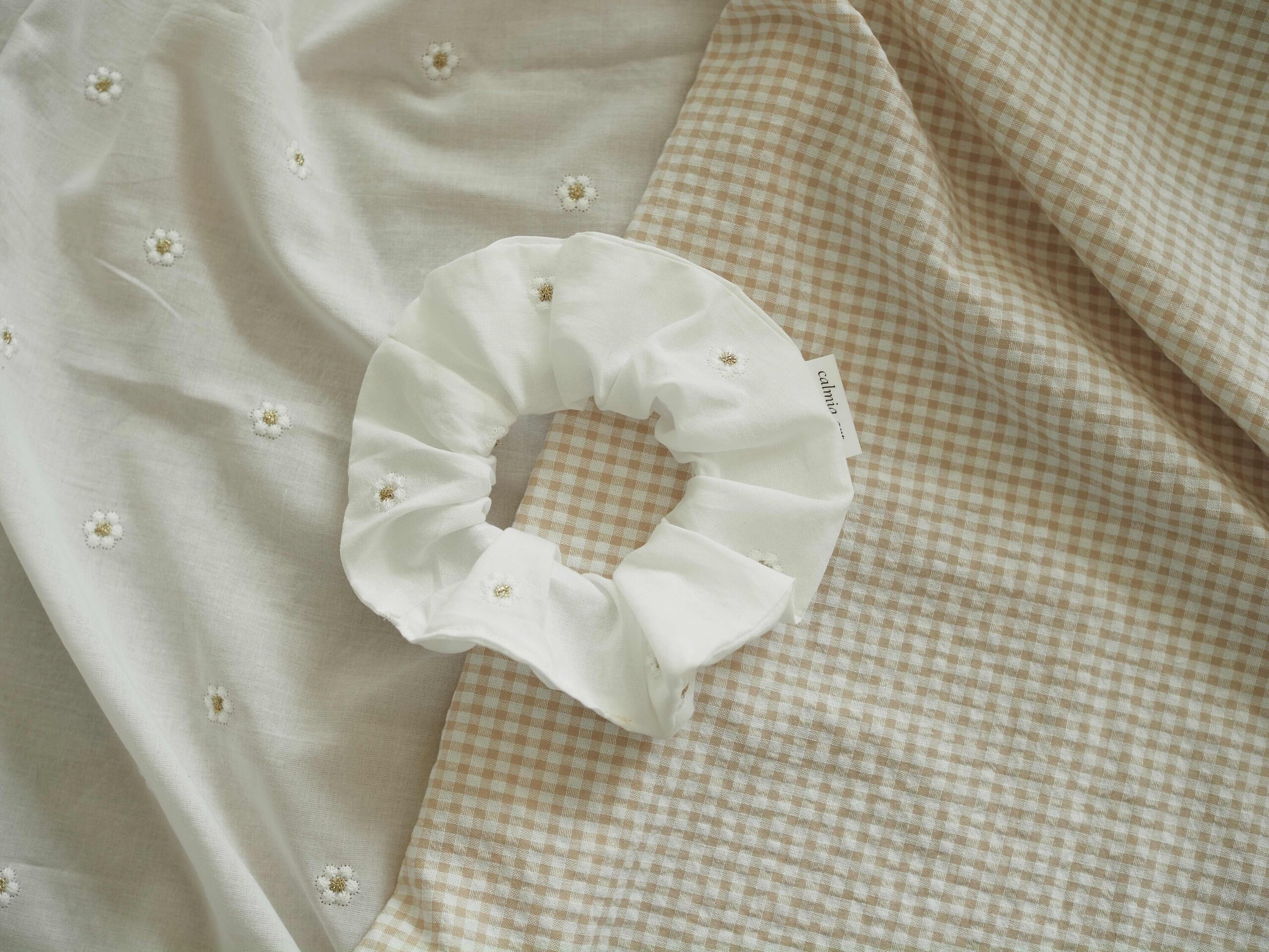Scrunchie coletero margaritas blancas - 2