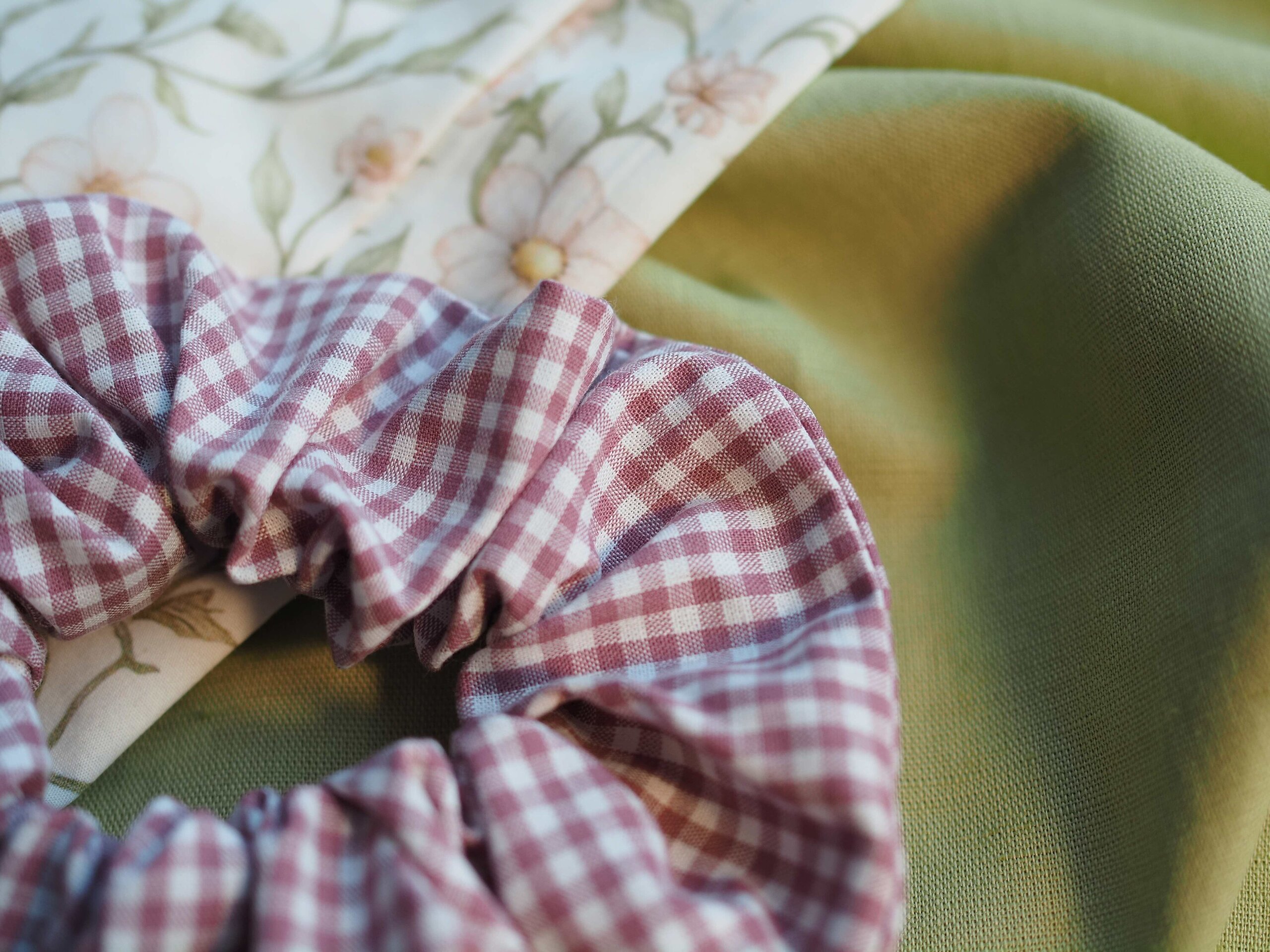 Scrunchie cuadros vichy morados - 2