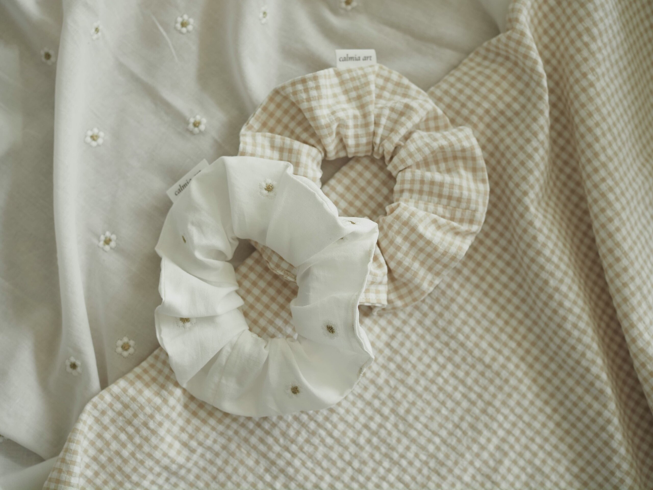 Scrunchie coletero cuadros vichy marrón - 4
