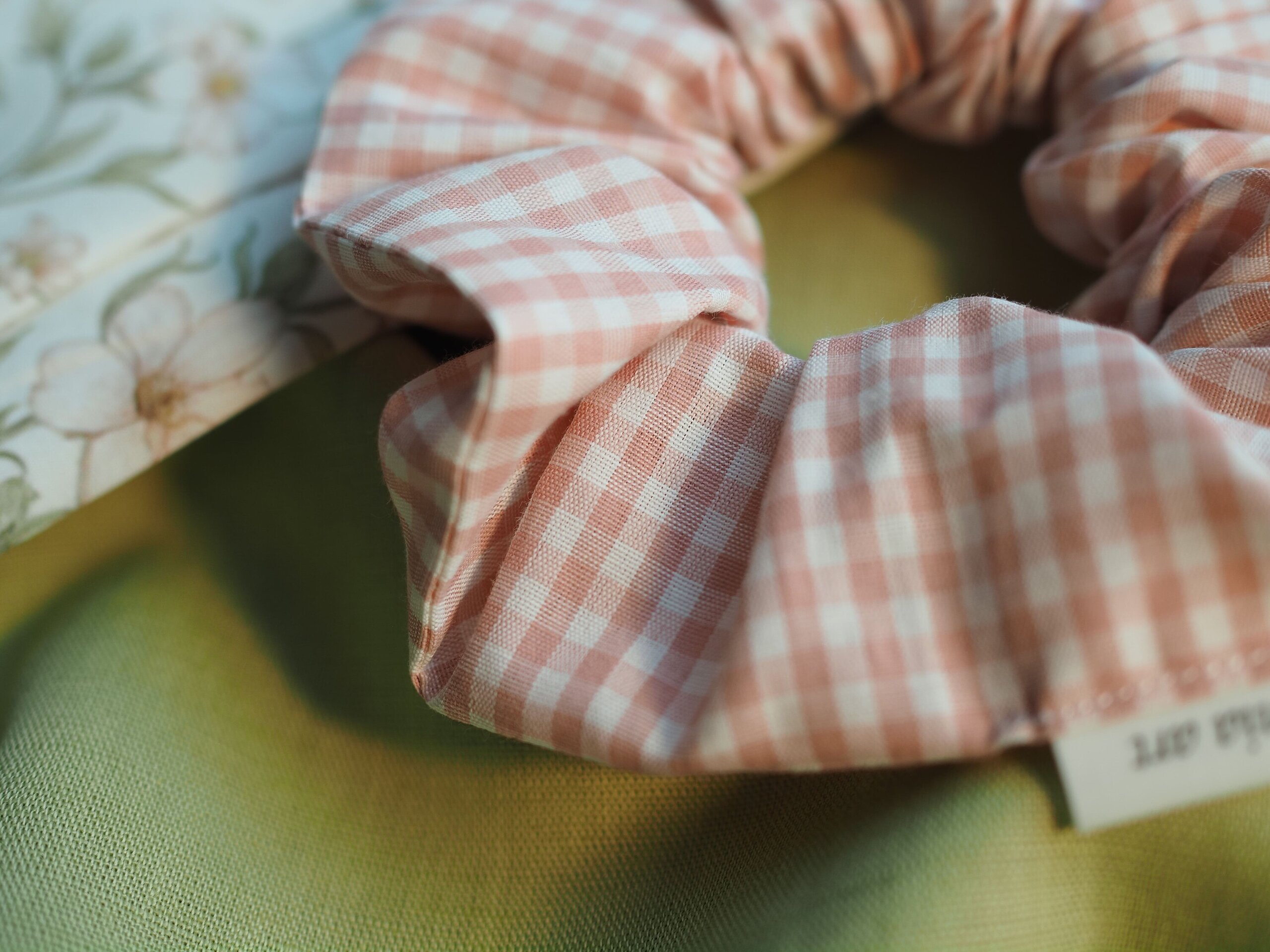 Scrunchie coletero cuadros rosa - 2