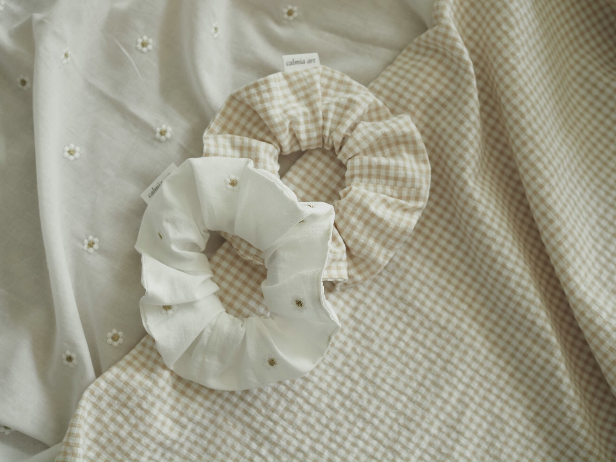 Scrunchie coletero margaritas blancas - 4
